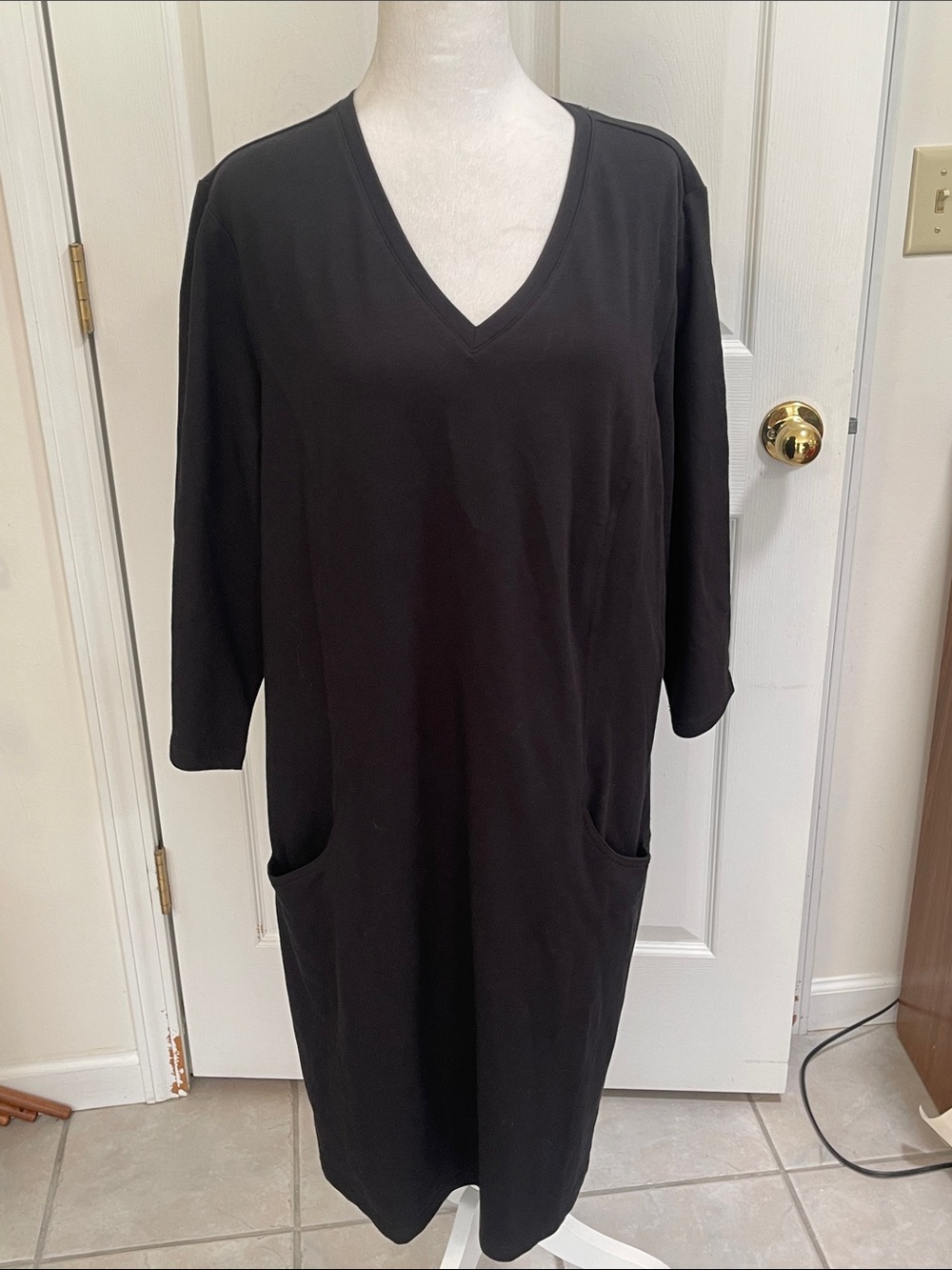 D & Co Classic Black V-Neck Women's Dress with Pockets Size XL